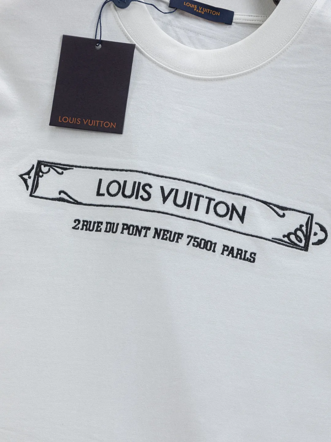 🅿️190 Louis Vuitton 1V LV lv slightly wide version S-XL LV 26ss new products are available at counters simultaneously. Multiple craftsmanship. Gold thread jacquard checkerboard letters on the chest🪡 embroidery. Round neck short-sleeved T-shirt, same style for men and women! Consigned to one-to-one creation. Synchronized with the official website, pure cotton fabrics at the counter! It is close to the skin and comfortable, durable and easy to wear. It has a classic and simple logo design and meticulous original craftsmanship. Short-sleeves, a must-have item for men, do not appear to be the same for the general public, but must be unique and eye-catching. This LV short-sleeve is all about quality, comfort, the same shape and fashion as always, including fabrics and cutting techniques. All of them have been made with great effort! 320 grams of washed pure cotton fabric, pure cotton is breathable, very refreshing and comfortable for daily wear. The rib knitting on the neckline is smooth and tight, and the neckline will not be skewed if you toss it at will. The loose version, you will find that it looks really good on the upper body. The overall is minimalist and neat, super versatile for daily use! Pair it casually with a pair of pants for a youthful look. A T-shirt will make your outfit crazy. It is a fashionable item that can never go wrong! Color: Black White Size: S-XL Size chart: S: Shoulder width 50-Bust 56-Length 70 M: Shoulder width 52-Bust 57-Length 72 L: Shoulder width 54-Bust 59-Length 74 XL: Shoulder width 56-Bust 62-Length 76
